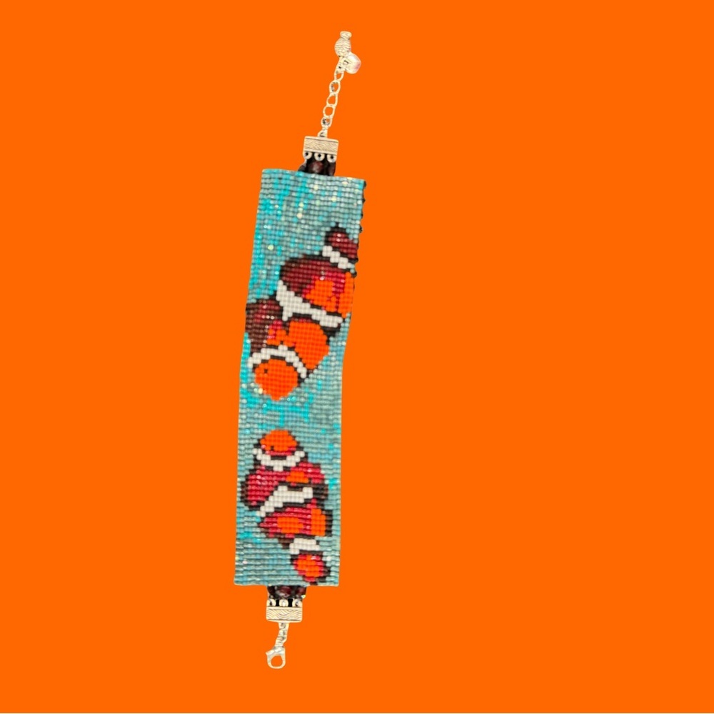 Hand Crafted beaded bracelet with clown fish in ocean garnet accents adjustable - Picture 3 of 8